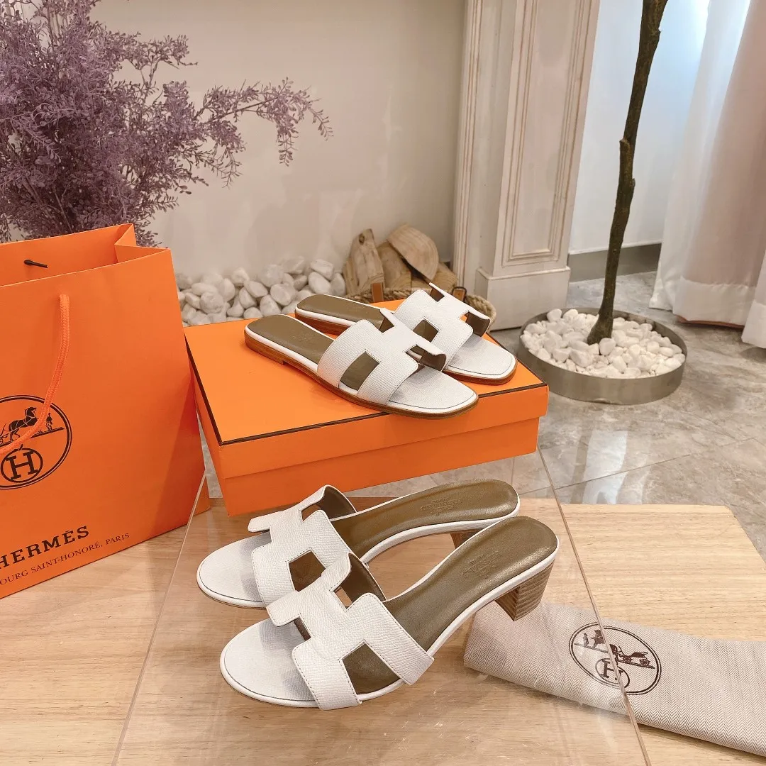 👟👟Ex-factory price 300👟👟 Genuine leather sole +40 🦄Hermès "Palm Print" has added new color sandals, "Year-round shipment" with three-dimensional concave and convex feeling on the classic "H" upper... It is a must-have item in your wardrobe, and it is magically versatile in this summer! This model fully demonstrates the classic Hermès style "palm print". Classic calfskin material ~ imported sheepskin. Lining 🐎Size: 34~42. Heel height ② type: low heel 1.5cm. Medium heel 4.5cm. Genuine leather sole +40 rubber sole.